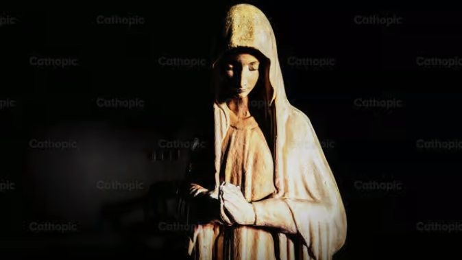 Photo of a statue of Mary by @gonzalesroman